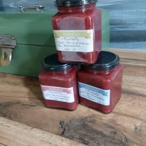 Jam van kiwibes en rode kruisbes