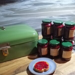 Jam. Melange van rode bessen, rode kruisbessen, jostabessen en Ken Red kiwibessen.