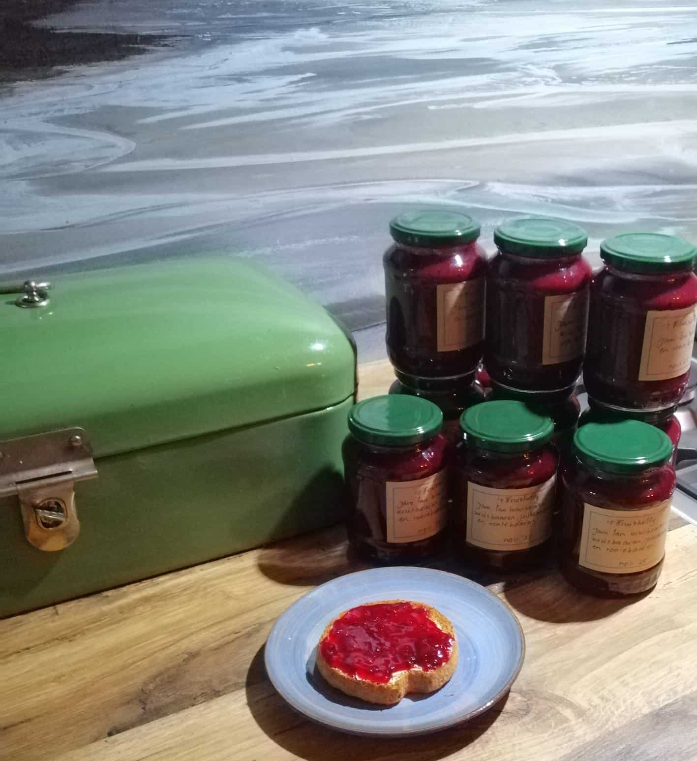 Jam. Melange van rode bessen, rode kruisbessen, jostabessen en Ken Red kiwibessen.