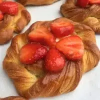 Aardbeienbroodje