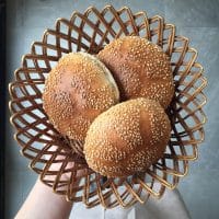 Wit bolletje met sesam